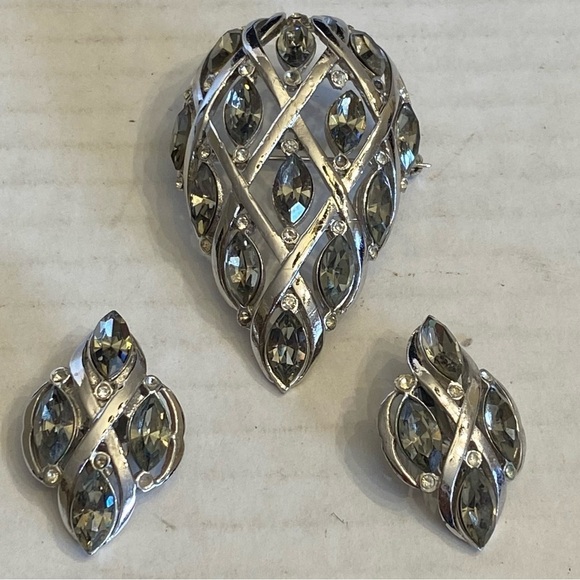 Vintage Basket Brooch and Earrings Set  Rhinestone Shield Silver Set - Picture 8 of 15